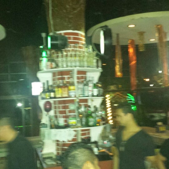 Foto tomada en 2 Dollar Drinks Bar  por Jose M. el 12/14/2013