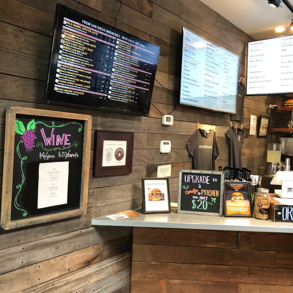 5/1/2018 tarihinde Dianna M.ziyaretçi tarafından Burger Bench'de çekilen fotoğraf