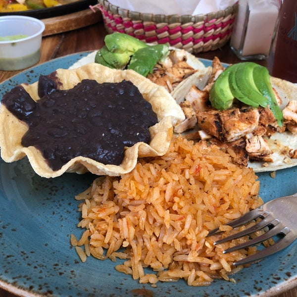 Das Foto wurde bei Los Agaves Restaurant von Rachel M. am 7/19/2018 aufgenommen