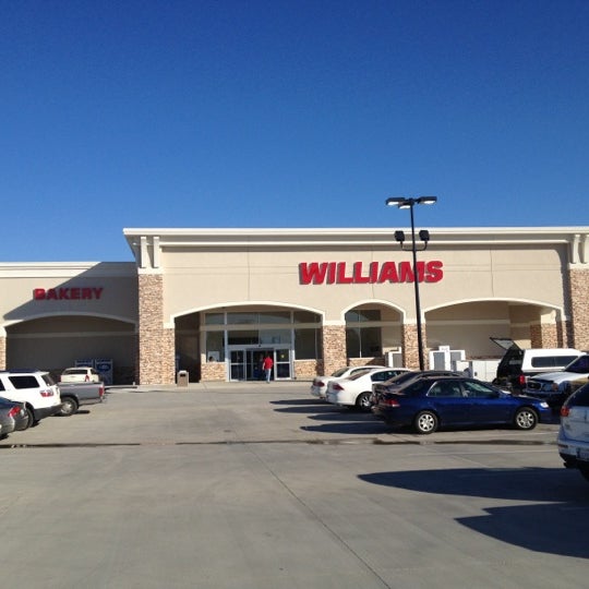 Williams Discount Foods Grocery Store in Tuttle