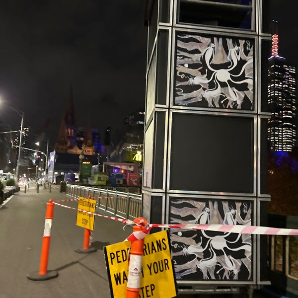 รูปภาพถ่ายที่ Federation Square โดย Meepok D. เมื่อ 6/5/2023