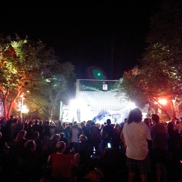 รูปภาพถ่ายที่ TD Winnipeg International Jazz Festival โดย Akane C. เมื่อ 6/13/2015