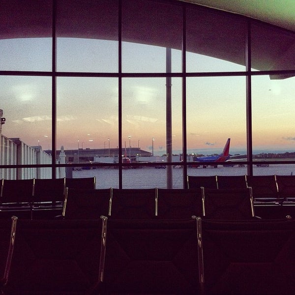 Foto tirada no(a) General Mitchell International Airport (MKE) por Austin J. em 9/28/2012
