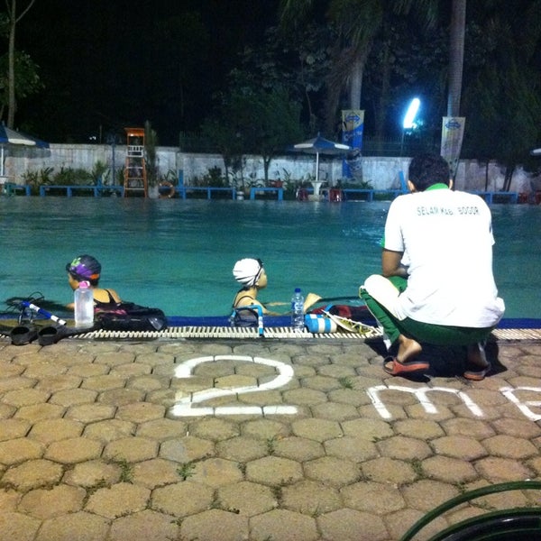 Kolam Renang Puri Nirwana Estate