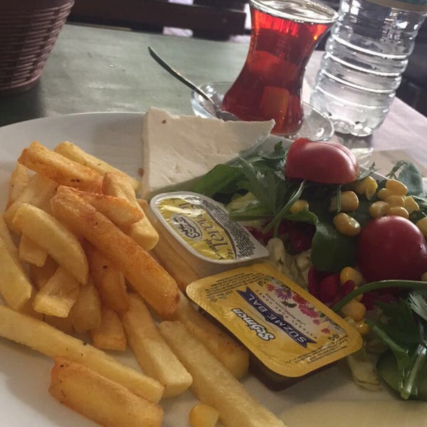 Photo taken at Yeni Yeşilçam Cafe by NUMAN on 10/7/2017