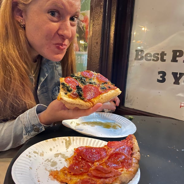 9/4/2021 tarihinde Damon S.ziyaretçi tarafından Bleecker Street Pizza'de çekilen fotoğraf