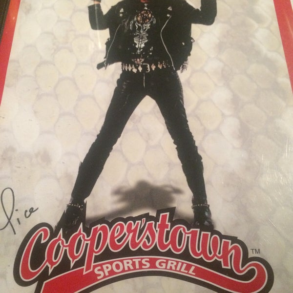 4/26/2015にCourtneyがAlice Cooper&#39;stown Rock and Roll Sports Grillで撮った写真