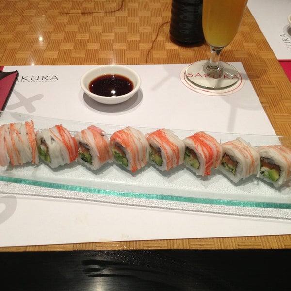 Снимок сделан в Sakura Japanese Restaurant пользователем Danielle P. 12/1/2013