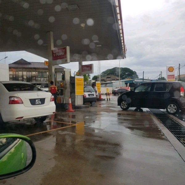 Photo taken at Shell by Ariff A. on 4/19/2017