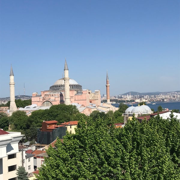 Foto diambil di Sura Hagia Sophia Hotel Sultanahmet oleh Bays pada 5/16/2019