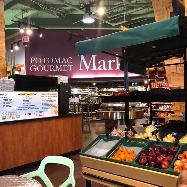 Foto tomada en Potomac Gourmet Market  por Jonathan S. el 9/13/2018
