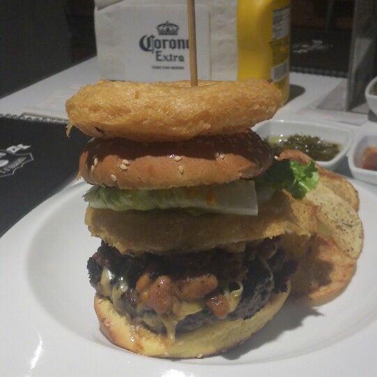 Снимок сделан в Torombolo&#39;s Burger Bar пользователем Jessica G. 5/29/2014