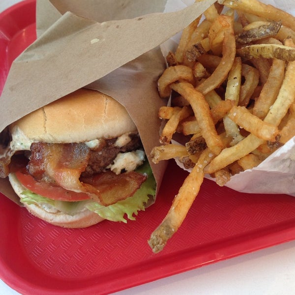 Foto scattata a CP Burger da Airish A. il 7/14/2014
