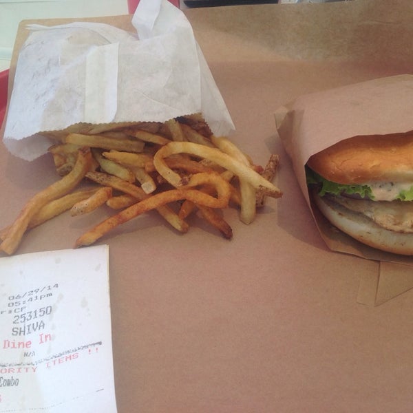 Foto scattata a CP Burger da Airish A. il 6/30/2014