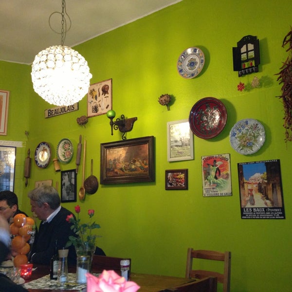 2/18/2013 tarihinde Monica Z.ziyaretçi tarafından Salut Mediterranean Food &amp; Catering'de çekilen fotoğraf