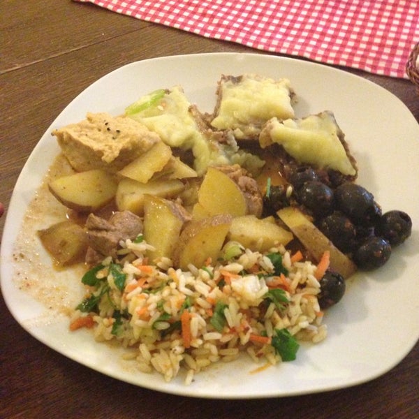 4/10/2013にMonica Z.がSalut Mediterranean Food &amp; Cateringで撮った写真