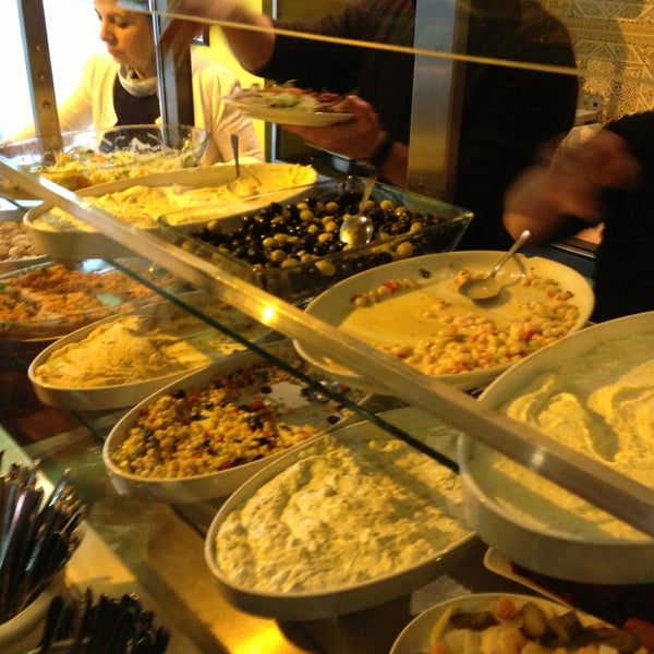 รูปภาพถ่ายที่ Salut Mediterranean Food &amp; Catering โดย Monica Z. เมื่อ 1/7/2013