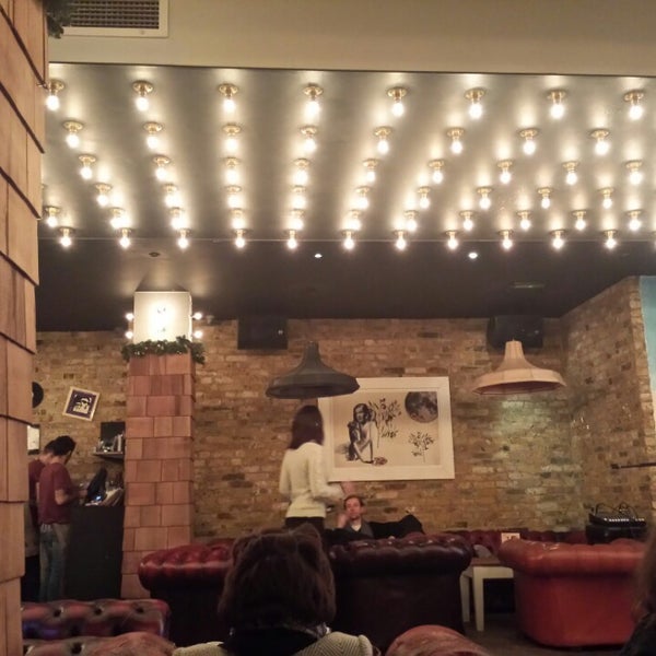 12/6/2013 tarihinde Konstantinos T.ziyaretçi tarafından B-Soho Cocktail Bar &amp; Pizzeria'de çekilen fotoğraf
