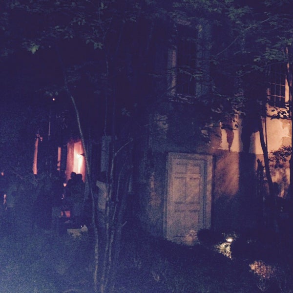 Das Foto wurde bei Sorrel Weed House - Haunted Ghost Tours in Savannah von Eric W. am 7/4/2015 aufgenommen