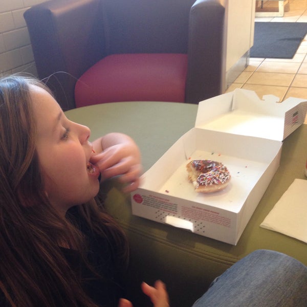Das Foto wurde bei Krispy Kreme Doughnuts von Eric W. am 3/11/2015 aufgenommen