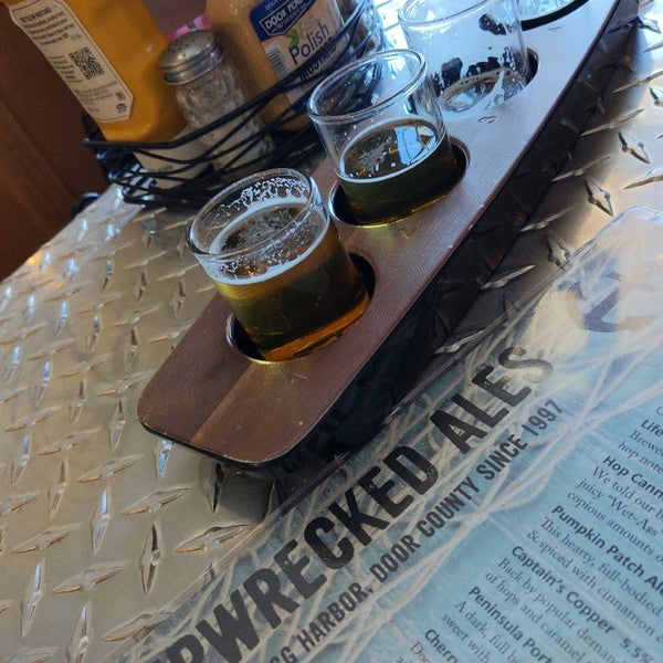 Foto diambil di Shipwrecked Brew Pub &amp; Restaurant oleh Julie M. pada 1/2/2022