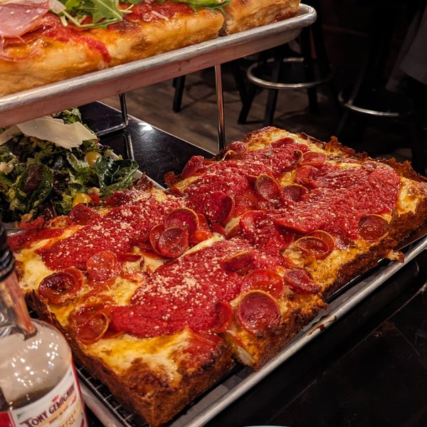 10/12/2023 tarihinde John L.ziyaretçi tarafından Tony’s Pizza Napoletana'de çekilen fotoğraf