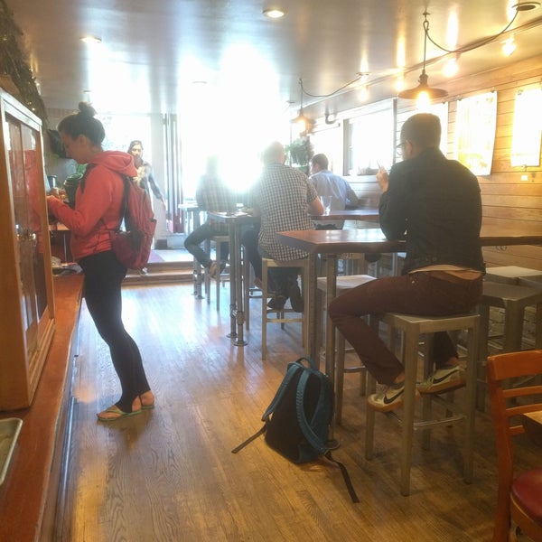 12/17/2017 tarihinde John L.ziyaretçi tarafından Mojo Bicycle Cafe'de çekilen fotoğraf