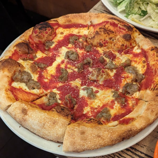 Foto tirada no(a) Tony’s Pizza Napoletana por John L. em 3/13/2024
