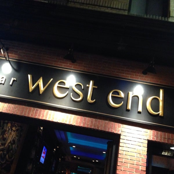 6/11/2014 tarihinde Erik R.ziyaretçi tarafından West End Bar &amp; Grill'de çekilen fotoğraf