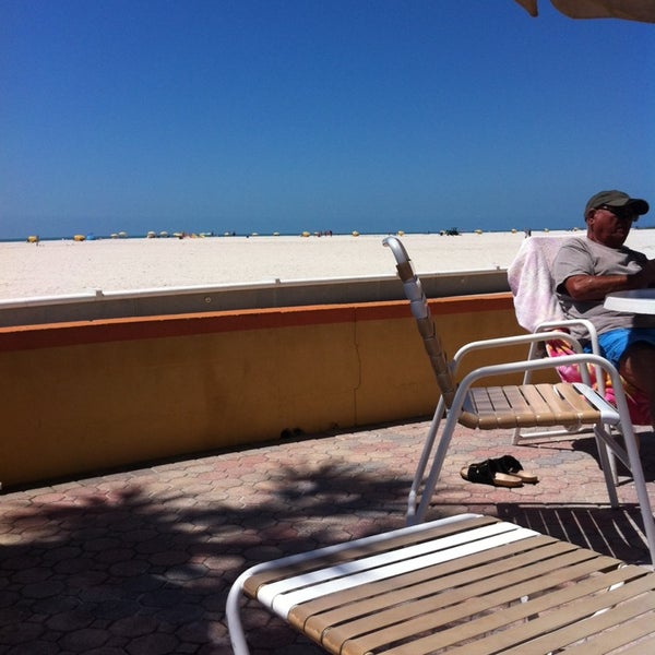 Foto scattata a Page Terrace Beachfront Hotel da Matthew W. il 4/2/2014