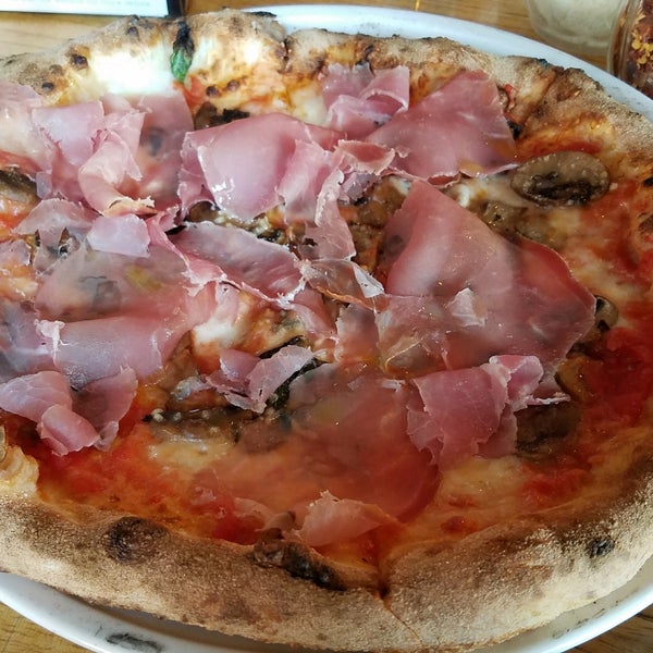 Photo prise au Tutta Bella Neapolitan Pizzeria par Beverly Z. le8/27/2017