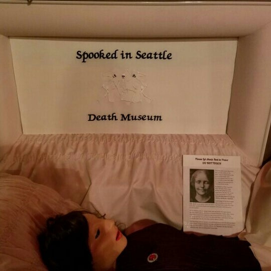 Снимок сделан в Spooked in Seattle Museum and Tours пользователем Beverly Z. 4/3/2016
