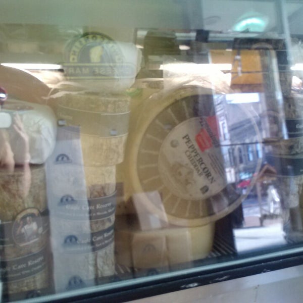 Das Foto wurde bei Wisconsin Cheese Mart von Beverly Z. am 9/5/2013 aufgenommen