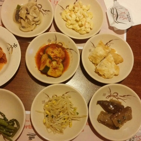 Das Foto wurde bei Dolsot House | K-Town BBQ Korean Restaurant von Beverly Z. am 9/1/2014 aufgenommen