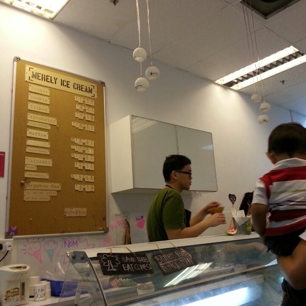 7/27/2013 tarihinde Youquan W.ziyaretçi tarafından Merely Ice Cream'de çekilen fotoğraf