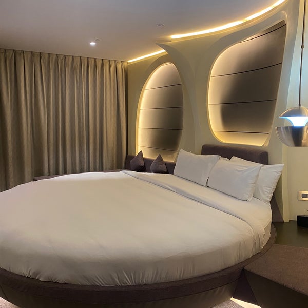 Foto tomada en V Hotel Dubai, Curio Collection by Hilton  por Kamilla I. el 5/4/2023