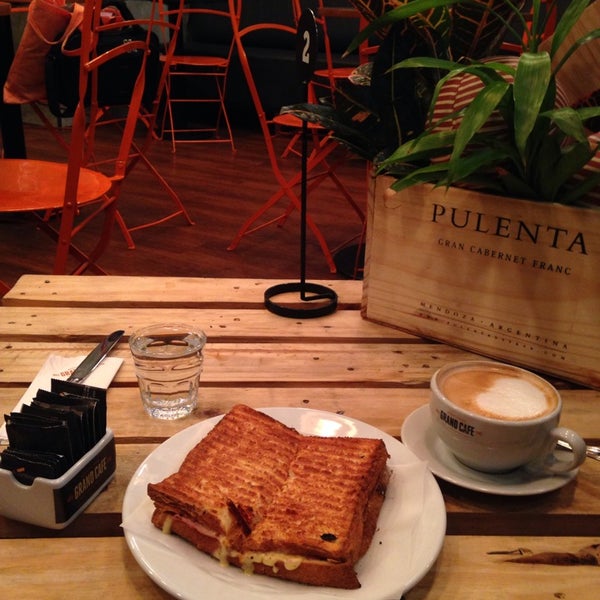 Foto tirada no(a) Grand Café por Pato R. em 5/23/2014