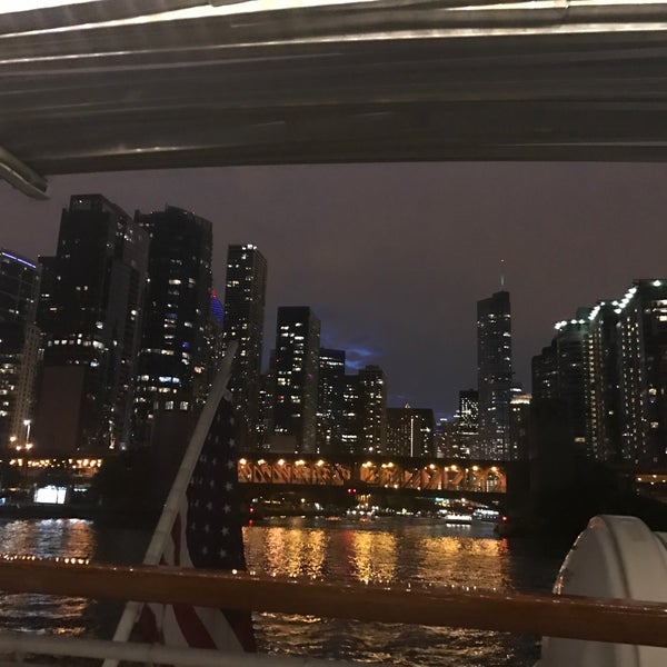 Das Foto wurde bei Chicago Line Cruises von Cynthia Y. am 6/25/2017 aufgenommen