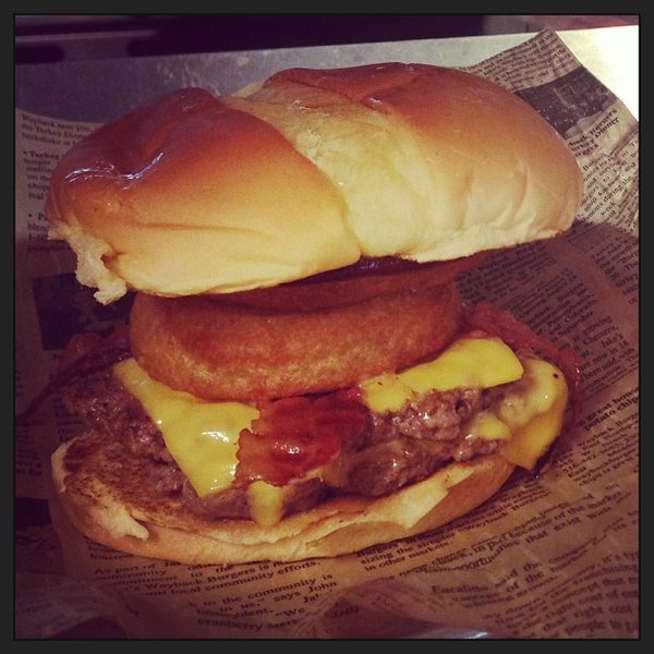 Foto tirada no(a) Wayback Burgers por Andrew W. em 1/22/2014