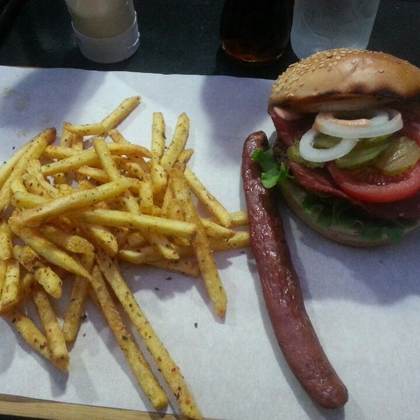 Das Foto wurde bei Wanted Burger von Ayşegül Ş. am 7/4/2014 aufgenommen