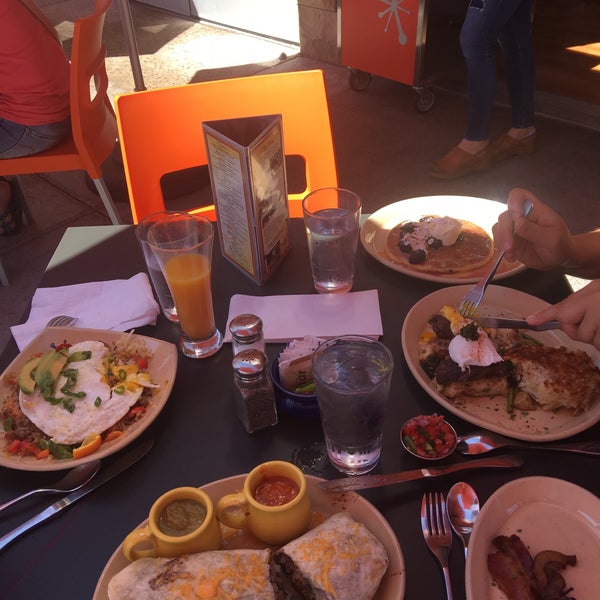 Photo taken at Snooze, an A.M. Eatery by Anna G. on 7/18/2018
