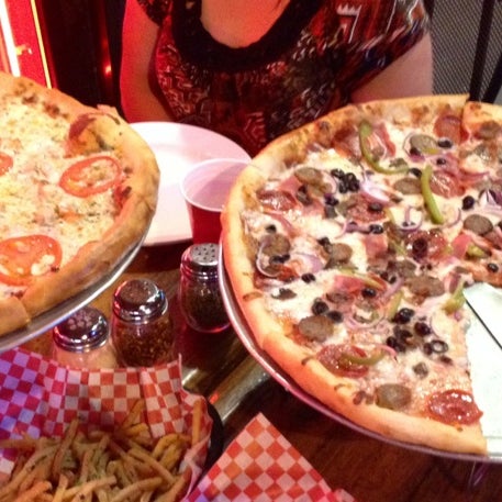 รูปภาพถ่ายที่ Radio City Pizza โดย Mimi G. เมื่อ 5/3/2014