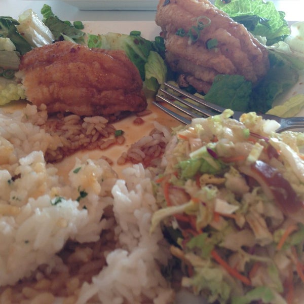 รูปภาพถ่ายที่ Yumm Thai : Sushi and Beyond โดย Will R. เมื่อ 2/6/2013