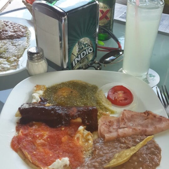 Das Foto wurde bei Restaurant del Jardín von Cecy G. am 7/13/2014 aufgenommen