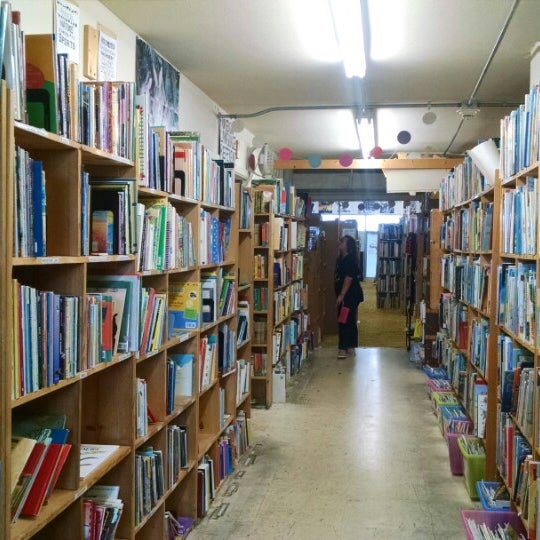 Foto tirada no(a) Recycled Books por Jenifer A. em 7/21/2014