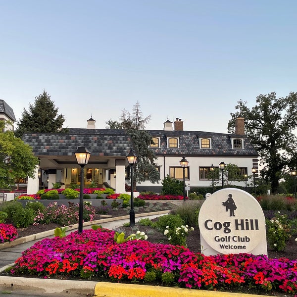 Foto diambil di Cog Hill Golf And Country Club oleh Austin G. pada 8/14/2021