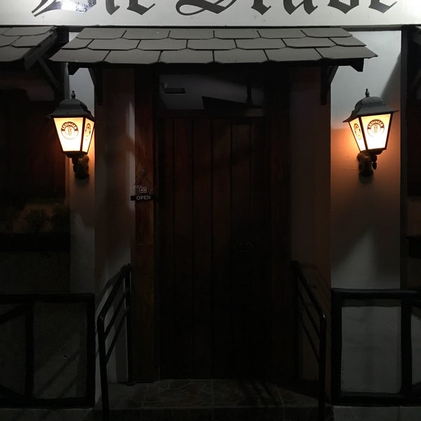 8/26/2017 tarihinde Yulianus L.ziyaretçi tarafından Die Stube German Bar &amp; Resto'de çekilen fotoğraf