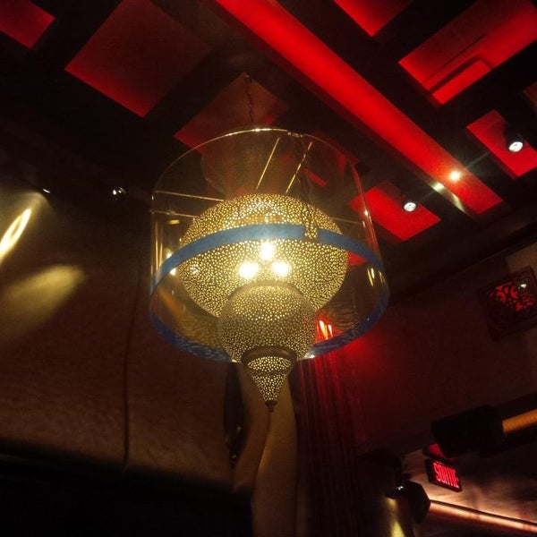 Foto diambil di Délice Restaurant Nightclub oleh Veronique R. pada 2/25/2014