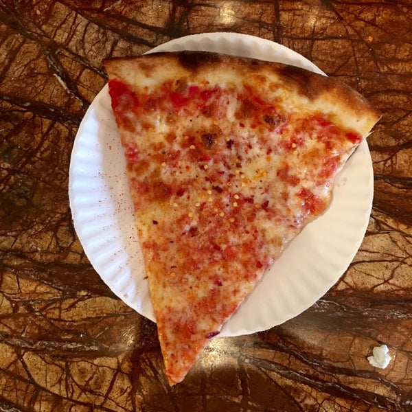 Foto tirada no(a) Joe&#39;s Pizza por Chris em 5/29/2016