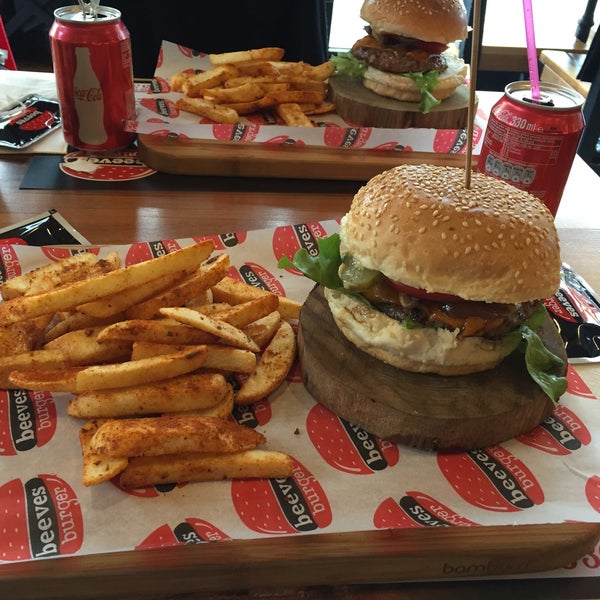 รูปภาพถ่ายที่ Beeves Burger โดย Sahar G. เมื่อ 11/14/2015